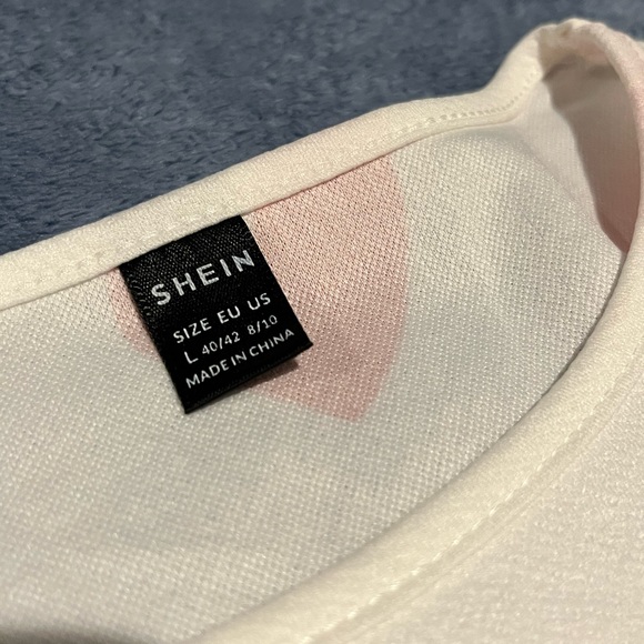 Beautiful blouse for Valentine’s Day ❤️ - Picture 2 of 3